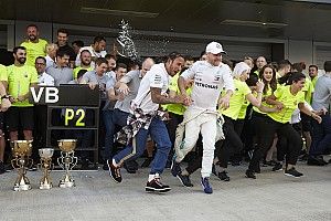 Hamilton 82. F1-es győzelme: egyre közelebb Schumacher rekordja