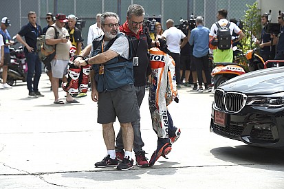 Brutális baleset: szétszakadt a motor, Marquez kórházban