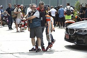 Brutális baleset: szétszakadt a motor, Marquez kórházban