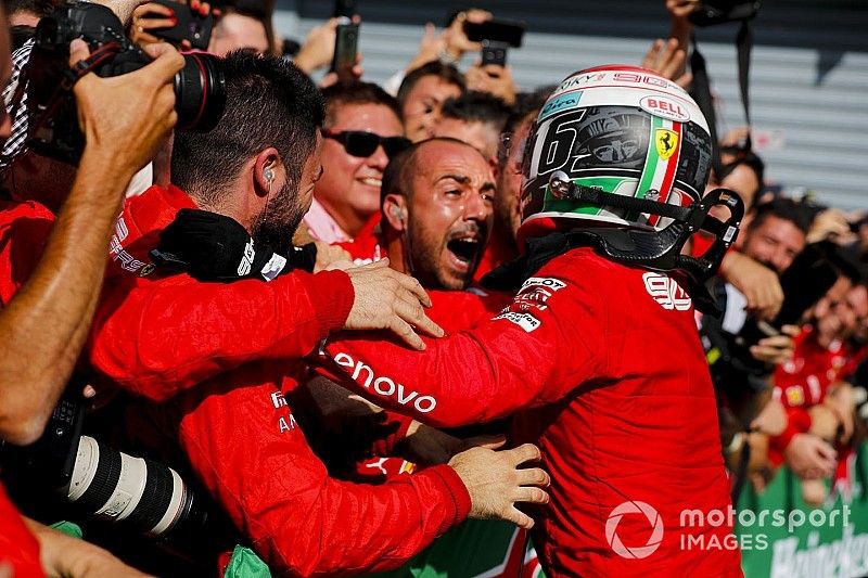 El ganador de la carrera Charles Leclerc, Ferrari celebra en Parc Ferme con su equipo Ferrari