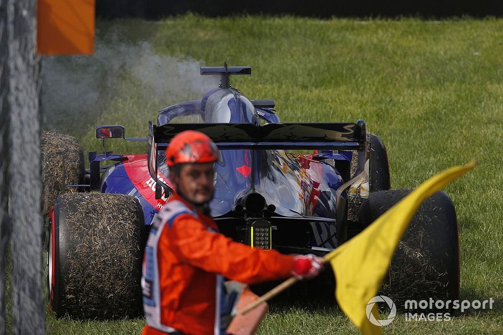 Daniil Kvyat, Toro Rosso STR14, parks up as a marshall waves a yellow flag