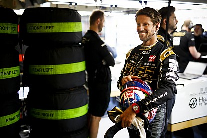 A Haas kínjában nevetett Grosjean legbizarrabb balesetén - videó