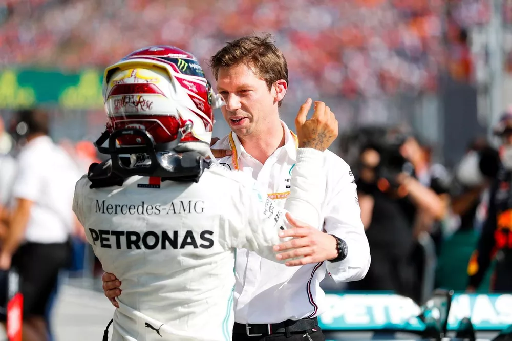 Le vainqueur Lewis Hamilton, Mercedes, avec son stratège James Vowles