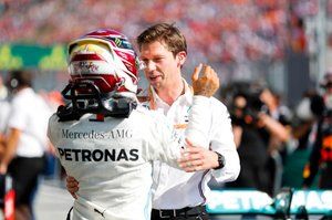 Hamilton se desculpa por duvidar de estrategista da Mercedes na Hungria