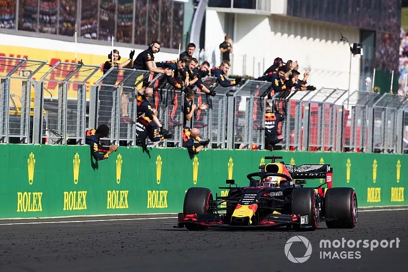 Max Verstappen, Red Bull Racing RB15, deuxième, franchit la ligne