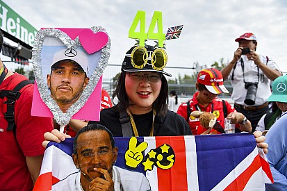ÉLŐ F1-ES MŰSOR: Bajnok a Mercedes, újabb ziccer maradt ki a Ferrarinál