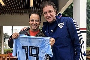 Felipe Massa visita treino do São Paulo e tira foto com Cuca