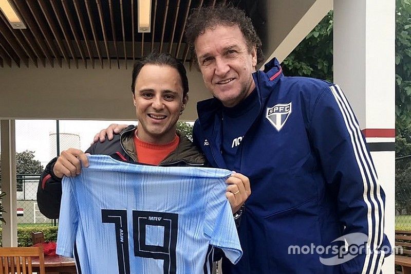 Felipe Massa visita treino do São Paulo e tira foto com Cuca