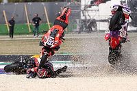 GALERÍA: choque al inicio de la carrera en Misano