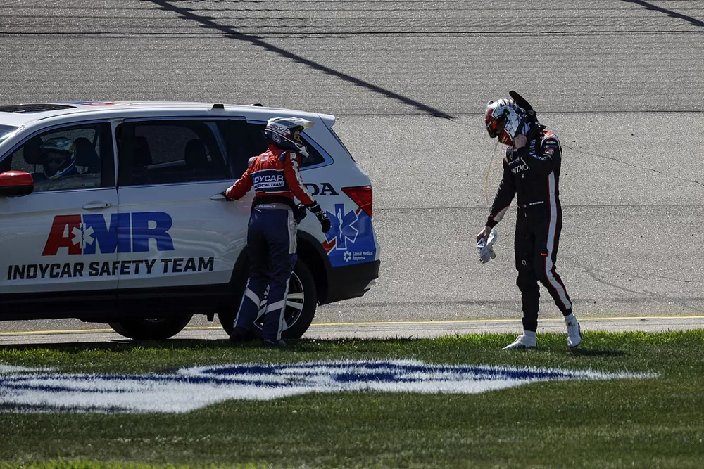Crash: Josef Newgarden, Team Penske Chevrolet