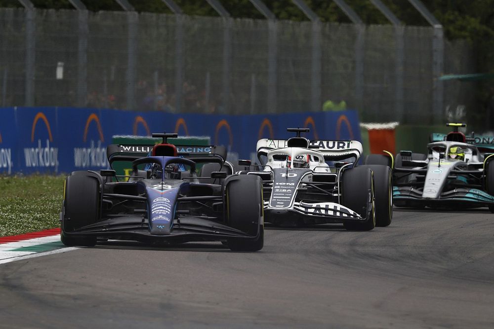 Alex Albon, Williams FW44, Pierre Gasly, AlphaTauri AT03, Lewis Hamilton, Mercedes W13