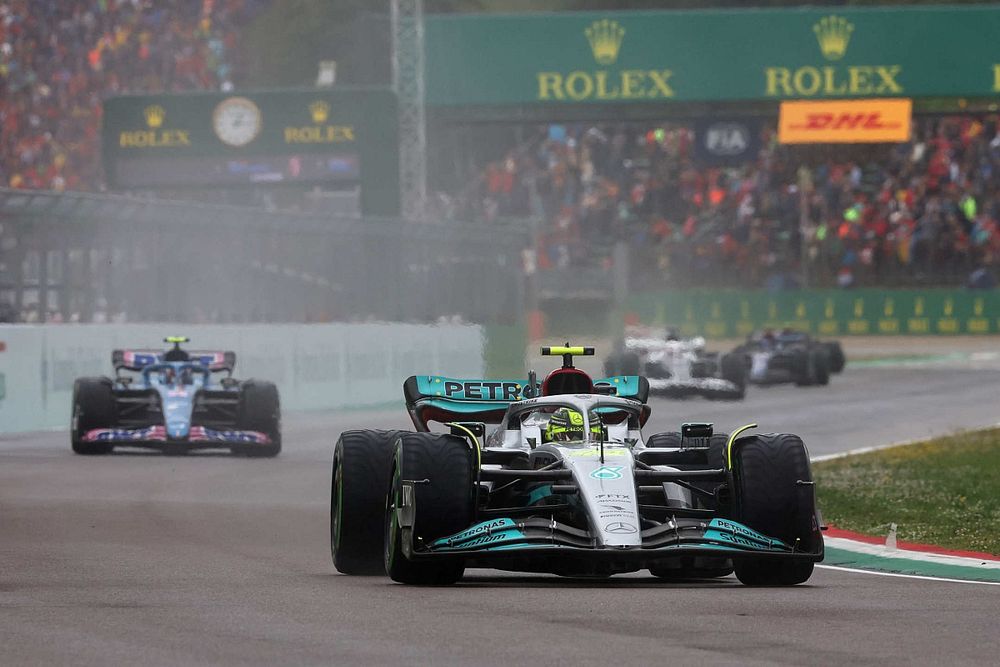 Lewis Hamilton, Mercedes W13, Esteban Ocon, Alpine A522