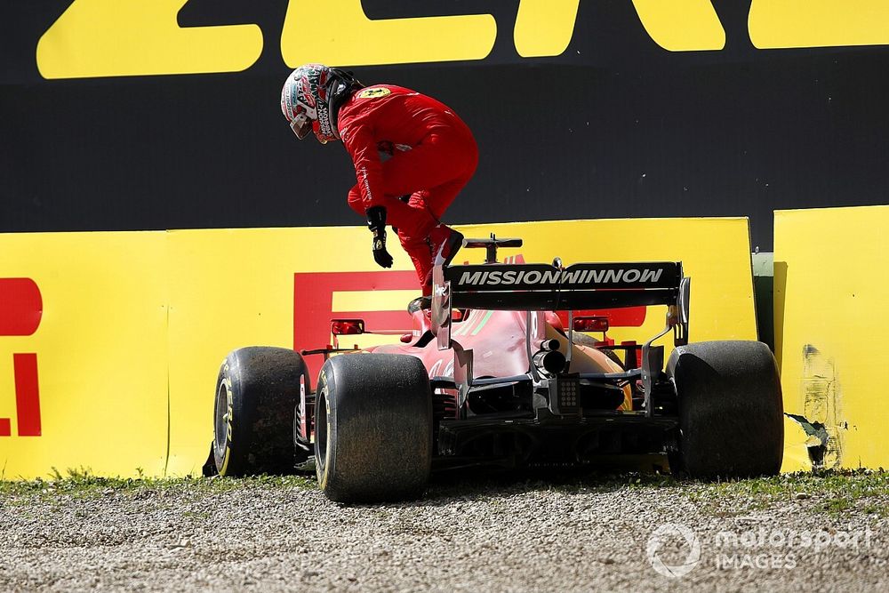 Videón, ahogy Leclerc összetöri a Ferrarit az imolai második szabadedzésen