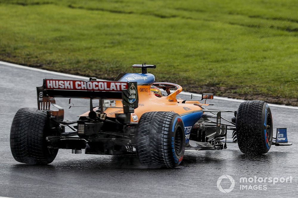 Carlos Sainz Jr., McLaren MCL35, fait un tête à queue