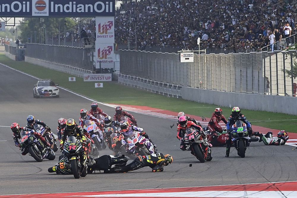 Race start, Luca Marini, VR46 Racing Team, Pol Espargaro, Tech3 GASGAS Factory Racing, Stefan Bradl, Team LCR Honda crash