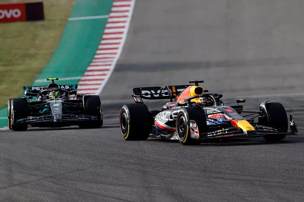 Max Verstappen, Red Bull Racing RB19 Lewis Hamilton, Mercedes F1 W14 