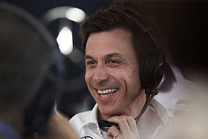 Mercedes не станет ограничивать мощность моторов из-за субботней поломки на машине Стролла
