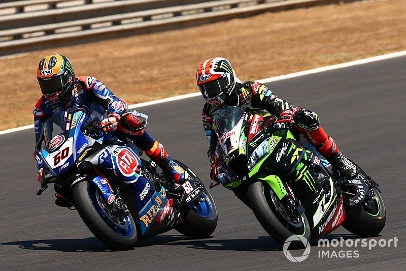 Michael van der Mark, Pata Yamaha passes Jonathan Rea, Kawasaki Racing