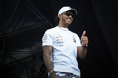 Lehetne ennél trendibb Hamilton? És üzent is…