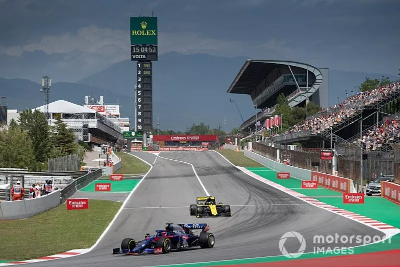 Daniil Kvyat, Toro Rosso STR14, leads Daniel Ricciardo, Renault R.S.19