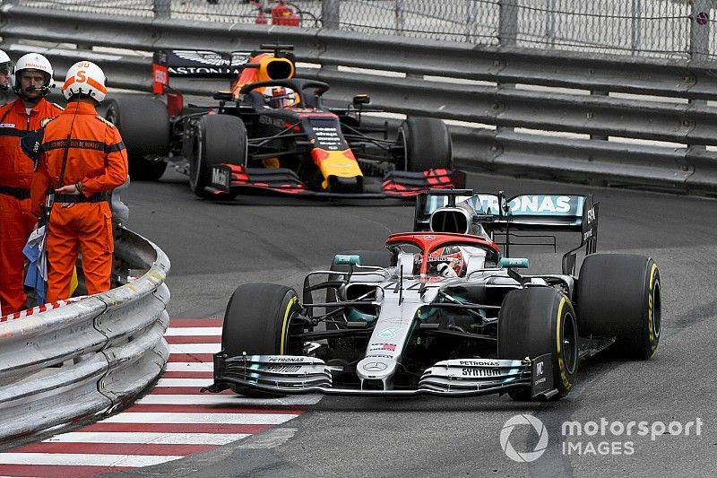 Lewis Hamilton, Mercedes AMG F1 W10 precede Max Verstappen, Red Bull Racing RB15