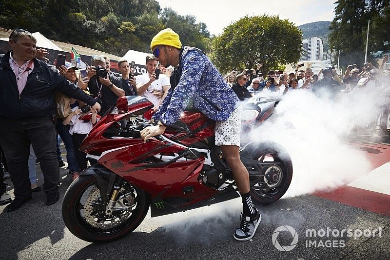 Hamilton se presentó en Mónaco con una moto de casi 70.000 euros