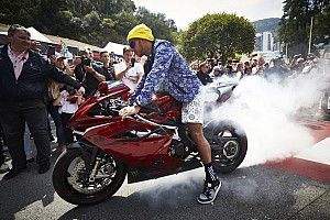 Hamilton se presentó en Mónaco con una moto de casi 70.000 euros