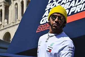 Hamilton furcsa és feltűnő cuccban a New York-i éjszakában