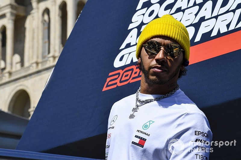 Hamilton furcsa és feltűnő cuccban a New York-i éjszakában