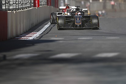 Un molesto Kimi, la autocrítica de Leclerc y más radios de Bakú