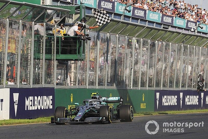 Ganador Valtteri Bottas, Mercedes AMG W10 cruza la meta