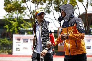 Зак Браун о прошлом Сайнса: В Red Bull строги к своим пилотам