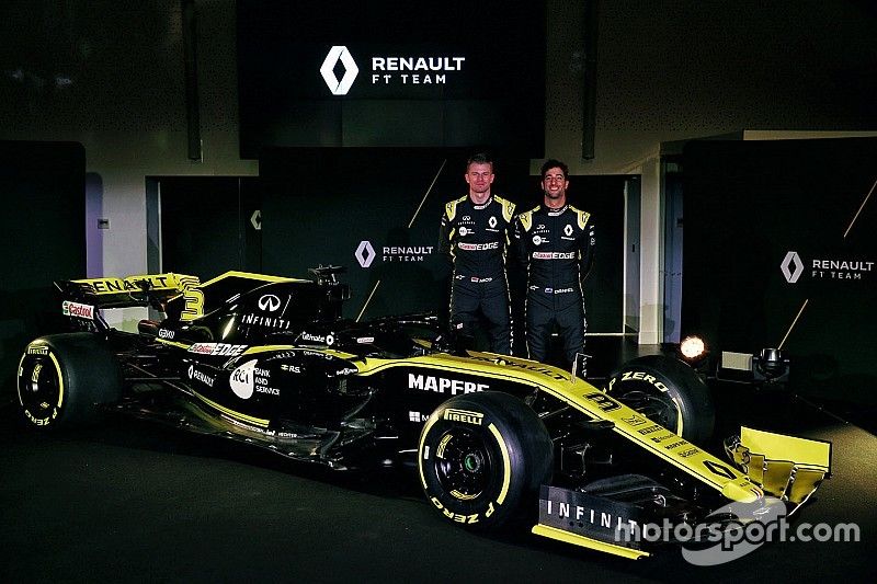 Ricciardo se estrena al volante del Renault