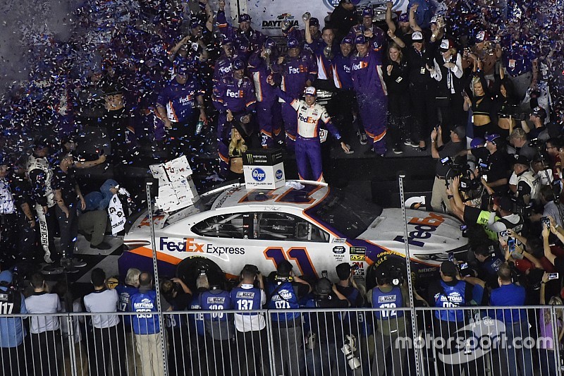 Denny Hamlin gana una accidentada Daytona 500