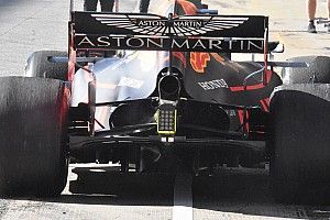 Red Bull con gli scarichi della wastegate montati sotto al terminale principale