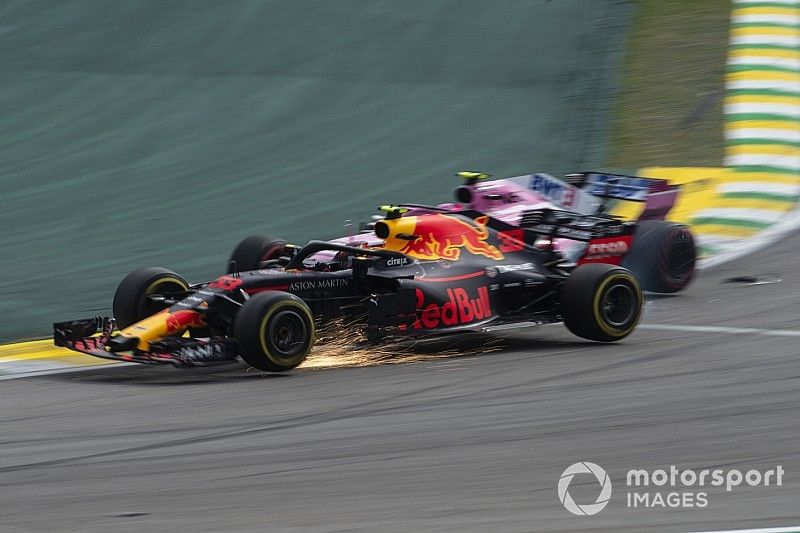 El líder de la carrera Max Verstappen, Red Bull Racing RB14 choca con Esteban Ocon, Racing Point Force India VJM11 