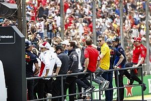 Vídeo: Ricciardo 'trollea' a Mercedes y Alonso recibe una curiosa "oferta"