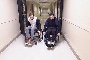 Уикенс устроил c Хинчклиффом гонку на инвалидных колясках по больнице