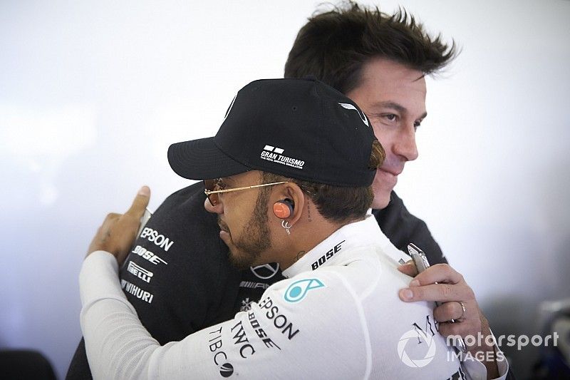 Toto Wolff, Director Ejecutivo (Negocios), Mercedes AMG, abraza a Lewis Hamilton, Mercedes AMG F1