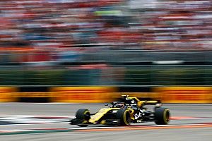 Sainz sufre en Rusia tras un toque de Sirotkin en la primera curva
