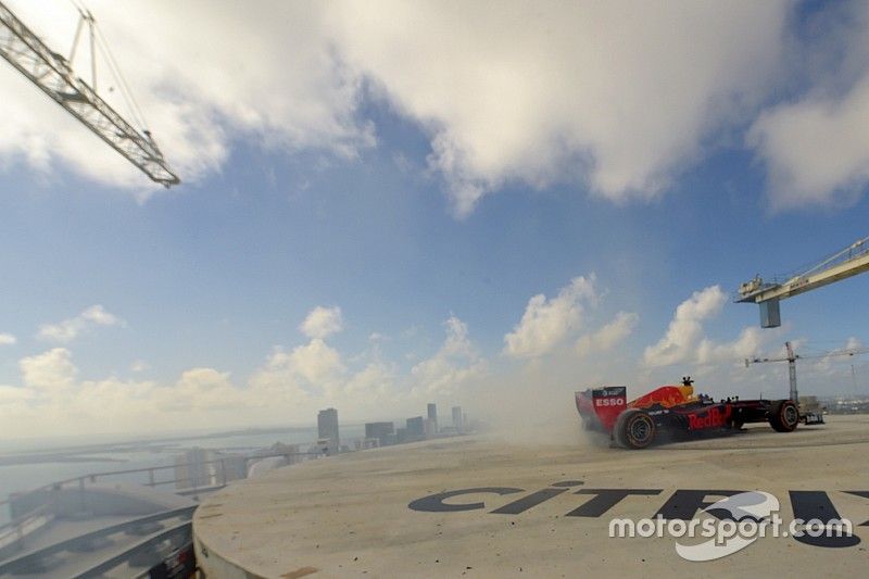 Spektakulärer Stunt in Miami: Donuts auf Wolkenkratzer-Dach!
