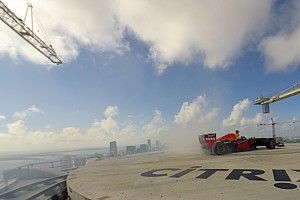 Spektakulärer Stunt in Miami: Donuts auf Wolkenkratzer-Dach!