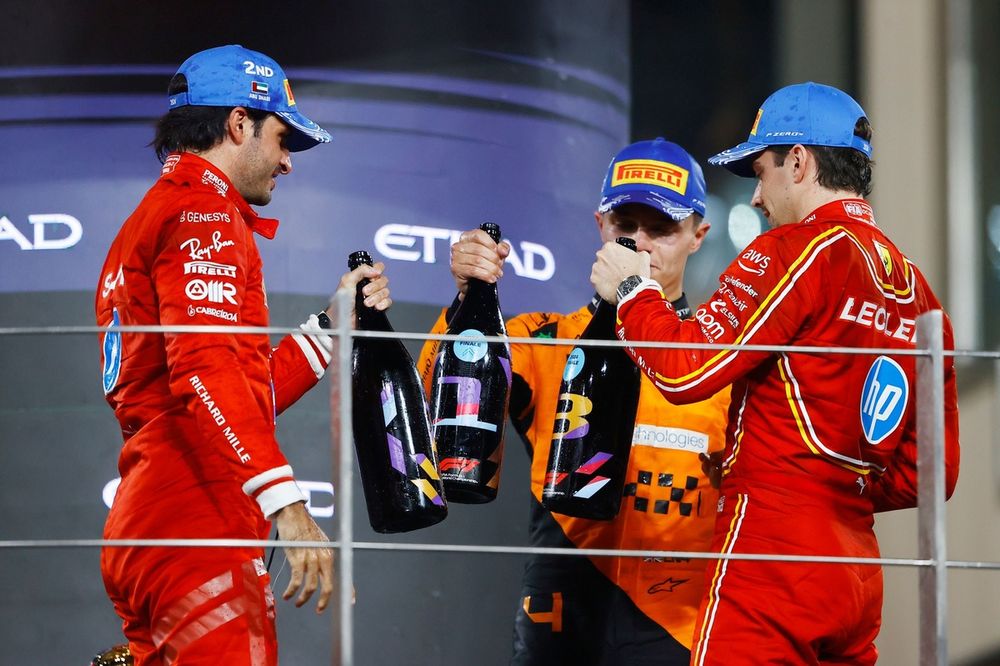 Carlos Sainz, Scuderia Ferrari, Lando Norris, McLaren F1 Team, Charles Leclerc, Scuderia Ferrari