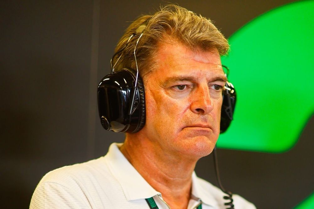 Graeme Lowdon en el garaje de Stake F1 Team KICK Sauber