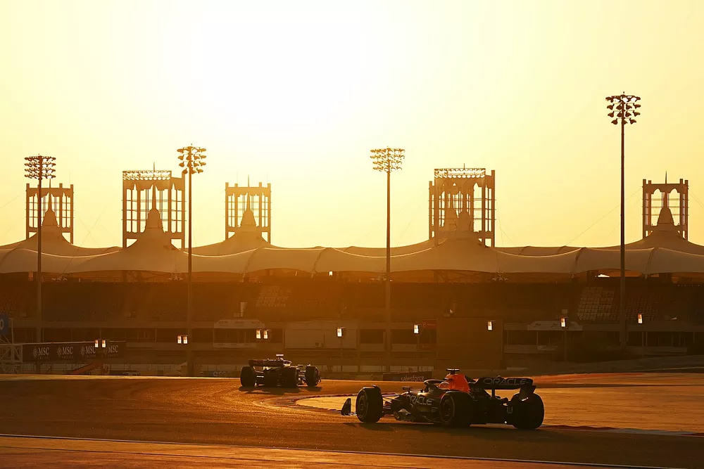 Lewis Hamilton, Mercedes F1 W14, Max Verstappen, Red Bull Racing RB19