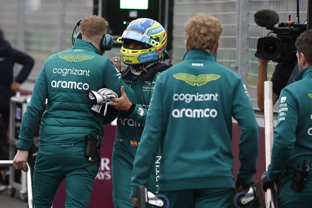 Fernando Alonso, Aston Martin F1 Team, en Parc Ferme tras la calificaci&oacute;n