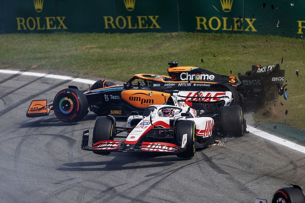 Daniel Ricciardo, McLaren MCL36, Kevin Magnussen, Haas VF-22, crash out