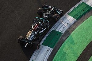 F1 | Jeddah, Libere 2: due Mercedes davanti, brutto botto di Leclerc!