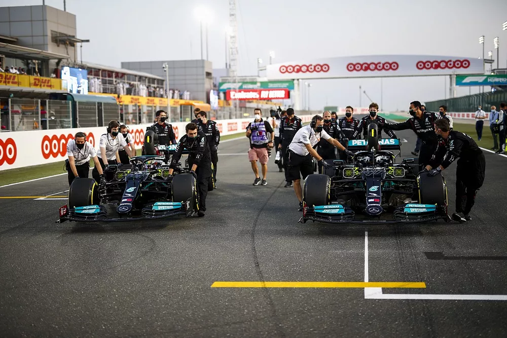 Lewis Hamilton, Mercedes W12, en Valtteri Bottas, Mercedes W12, komen aan op de startgrid