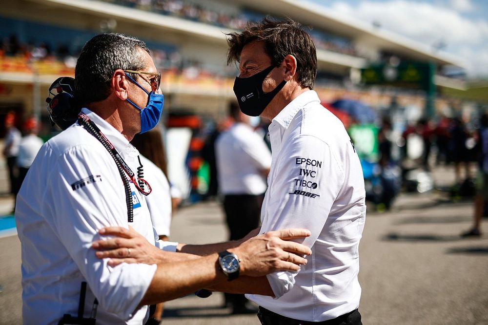 Guenther Steiner, Team Principal, Haas F1, and Toto Wolff, Team Principal and CEO, Mercedes AMG, on the grid